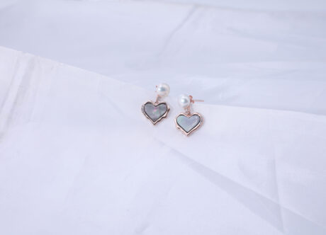 FRESH PERAL WITH HEART EARING