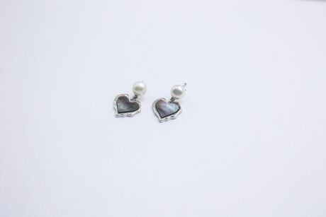 FRESH PERAL WITH HEART EARING